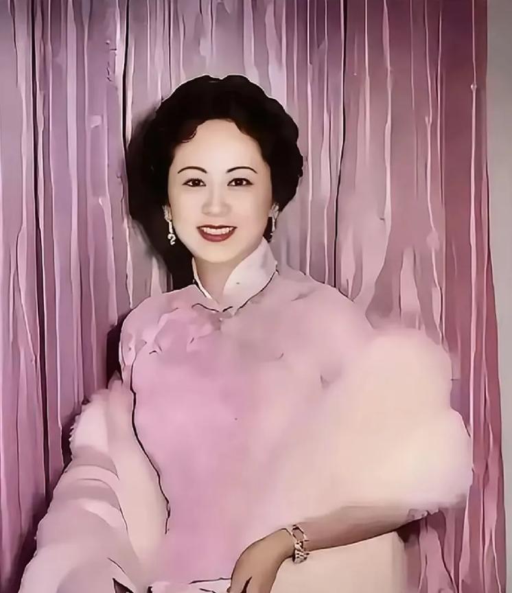 这帧珍贵影像，永恒定格了1946年宋子文夫人张乐怡于美国酒会的优雅时刻。彼时39
