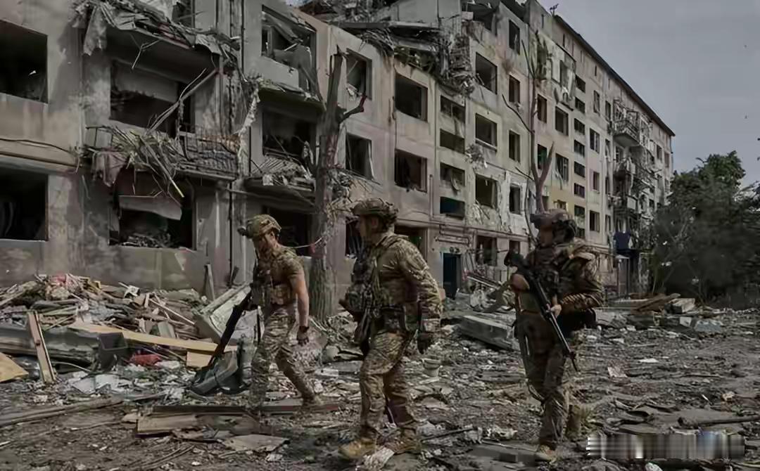 波兰总理图斯克刚曝光了一件事：泽连斯基亲口告诉他，乌克兰准备再打两到三年。图