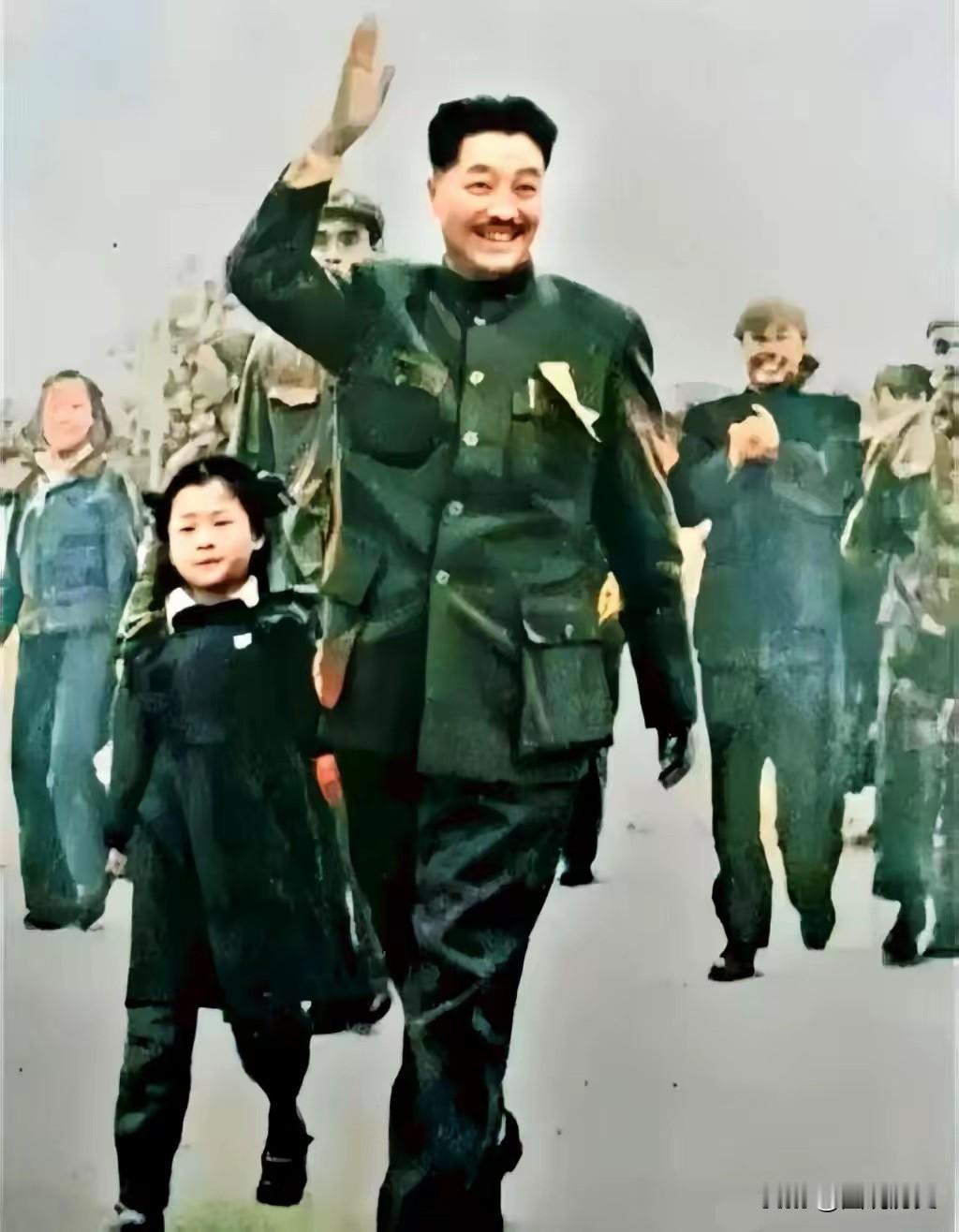 这张珍贵合影拍摄于50年代初期！在一次会议开始前贺龙元帅和他的二女儿贺晓明的