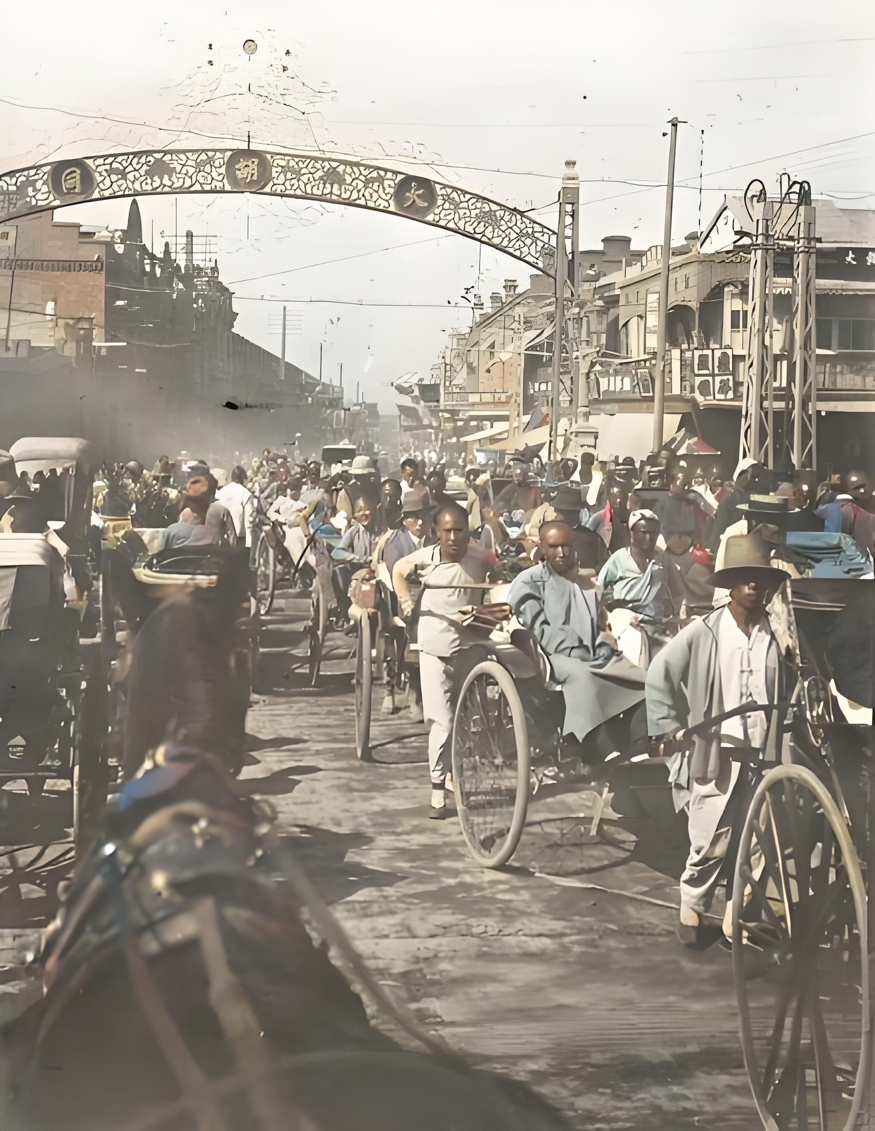 这张老照片定格了1914年天津的烟火气。金刚桥上，马车、人力车挤挤挨挨，活脱脱是
