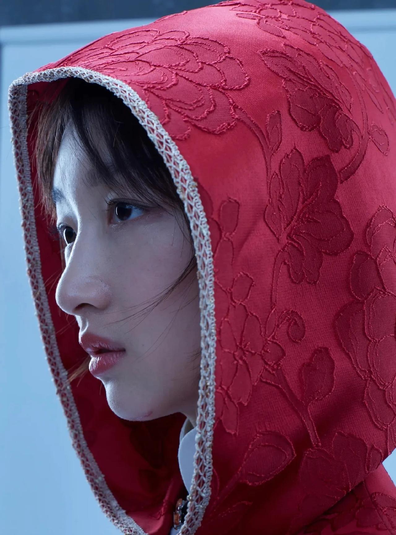 周冬雨怼脸拍生图，她五官其实一般，但皮肤好气质干净。#周冬雨生图#