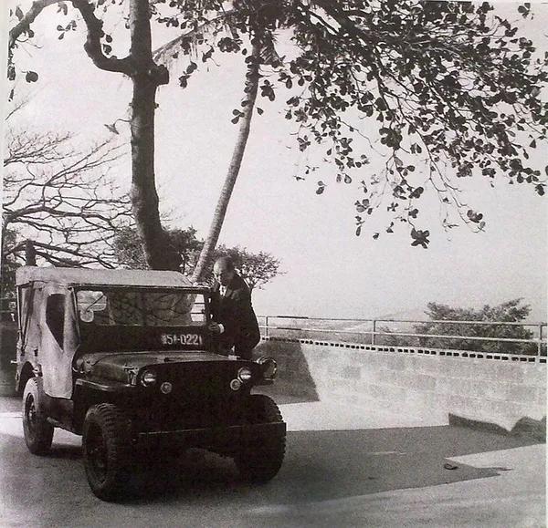 这是1958年左右，张学良和一辆吉普车留影。张学良喜欢开车，开快车，尤其喜欢这种