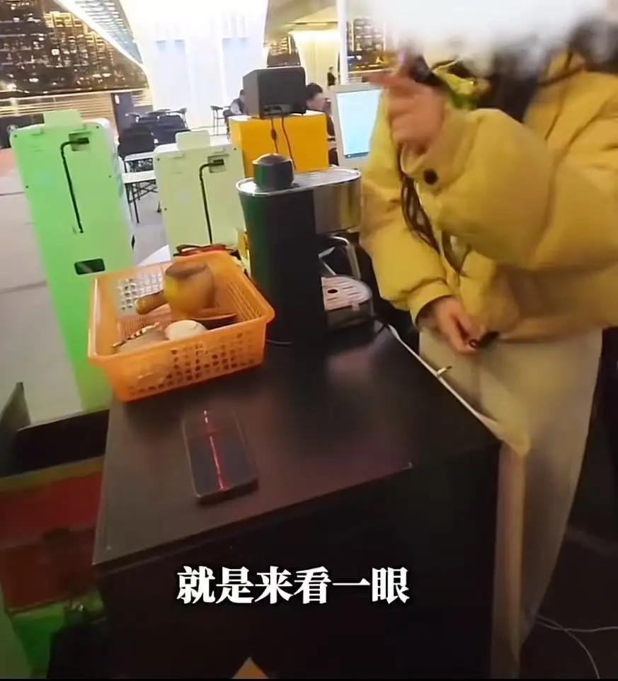 “看一眼就要收50块？你这跟抢钱有啥区别！”维修师傅上门查看了一下电器，告知客户