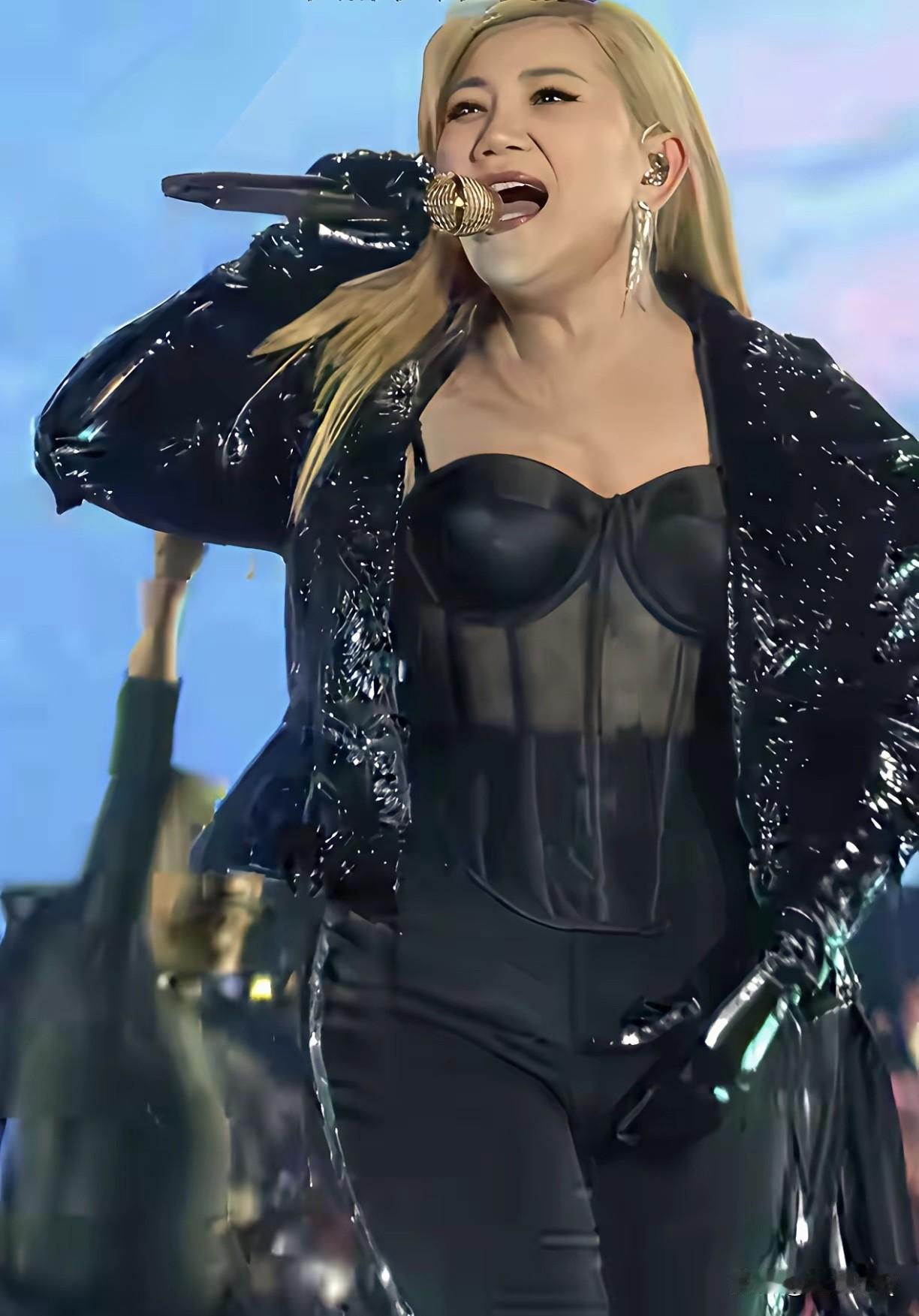 太扎心了，这岁月的杀猪刀竟然找到了梁静茹。厦门演唱会上，梁静茹被网友说胖成了