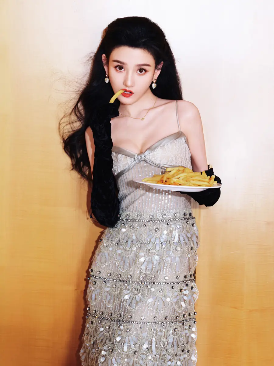 宋祖儿穿香槟色亮片吊带长裙手拿甜甜圈搞怪又鲜活