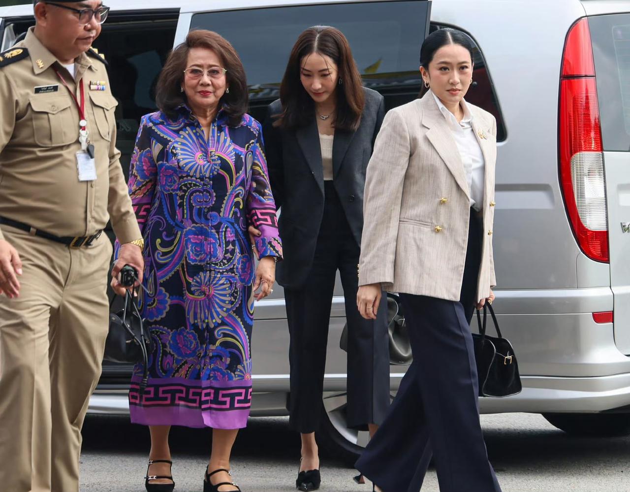 佩通坦终于见到了自己心心念念的父亲，据报道，泰国前总理佩通坦和母亲朴乍曼以及姐姐