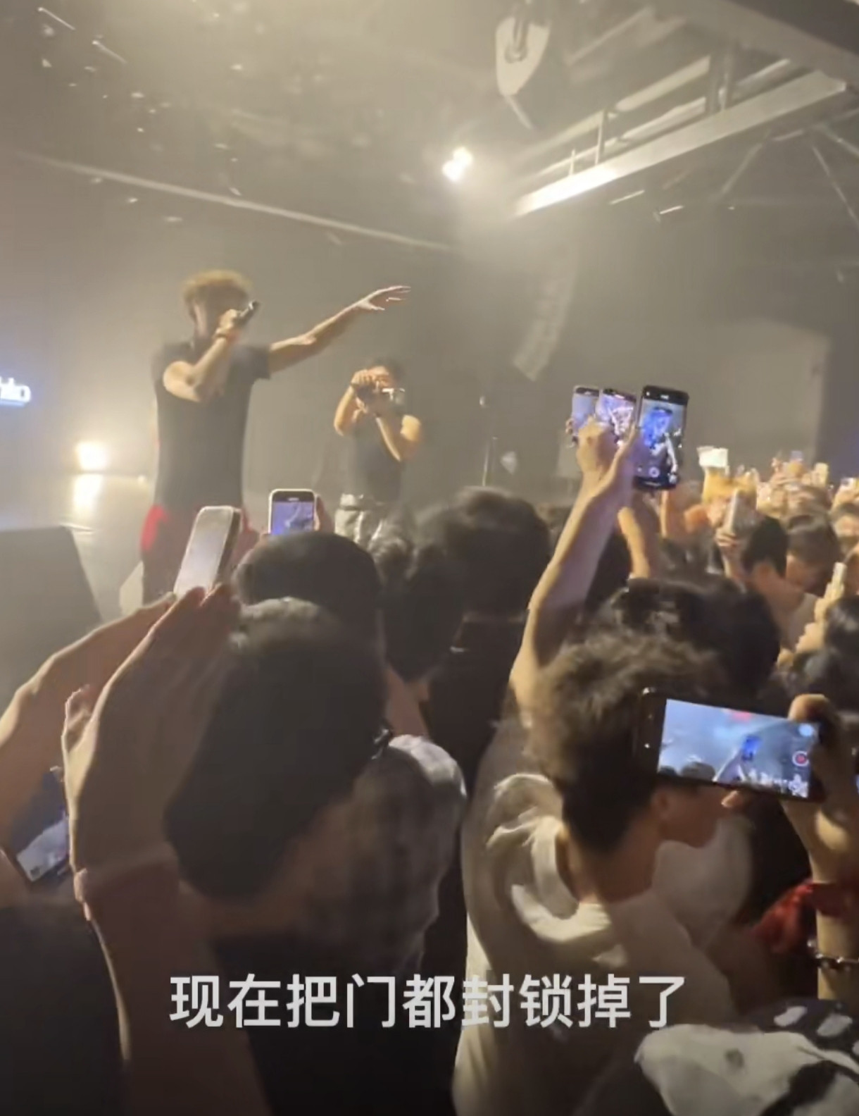 杭州拱墅警方速破演出场所猥亵案：25岁嫌疑人罗某某当晚被抓8月9号晚上，杭州拱