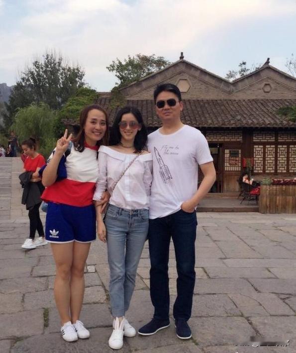 刘强东人生的重要经历章泽天都没有参与，也没有共同经营企业，他们能有共同话题才怪。