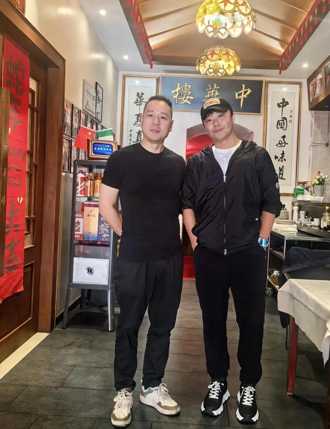 47岁陈思诚到意大利旅游，去一家中餐厅吃饭，他整个人胖了不少，打扮有型，穿着一身