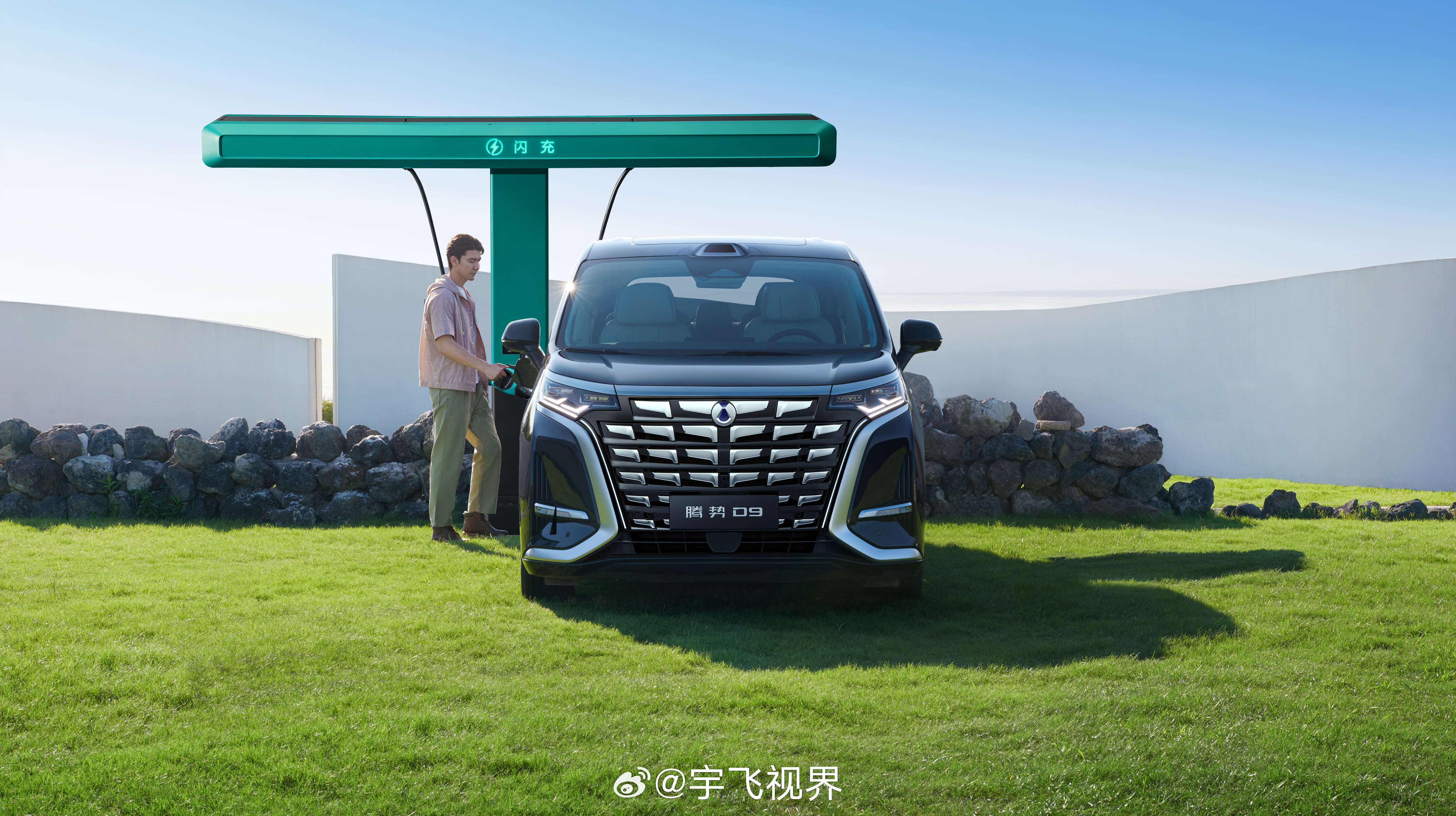 腾势D9，而且是最新的第二代。就前几天，3月29号，它突然就开启预售了，价格也出