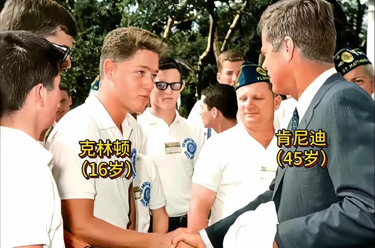 这是1962年，时任美国总统肯尼迪与克林顿的握手照。当时肯尼迪45岁，风头正盛