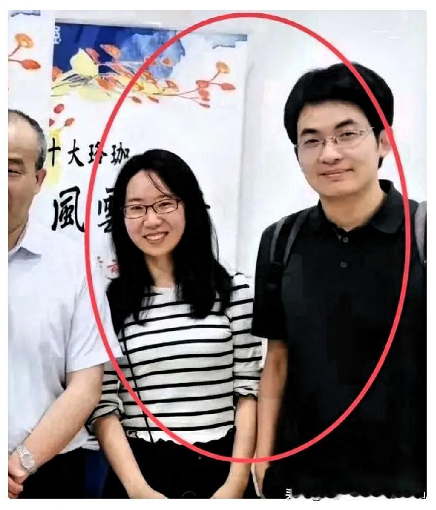 肢体是骗不了人的，拍照时，曾教授像是为了避嫌，身体微微偏向另一边，但是她的手臂