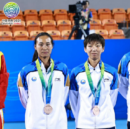 强势回顾~2021年第14届全运会女双郑钦文搭档尤晓迪获得铜牌，同时获得铜牌的