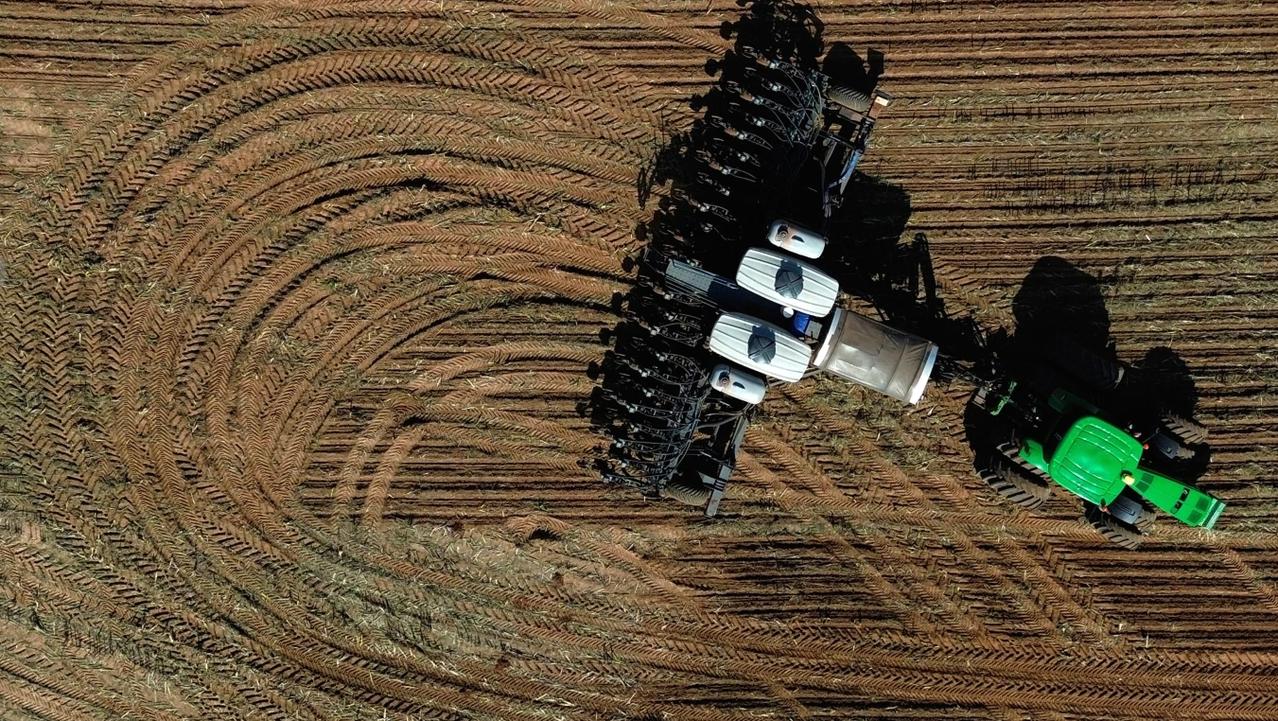 美国豆农终于等来了好消息，中国开始下单了。周一至少买了40船的大豆。这个时间