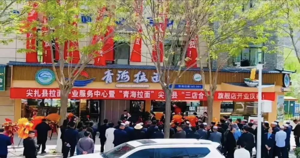今天说点跟美食相关的话题，我们经常在大街上见到的“兰州拉面”这下可真的要改回真名