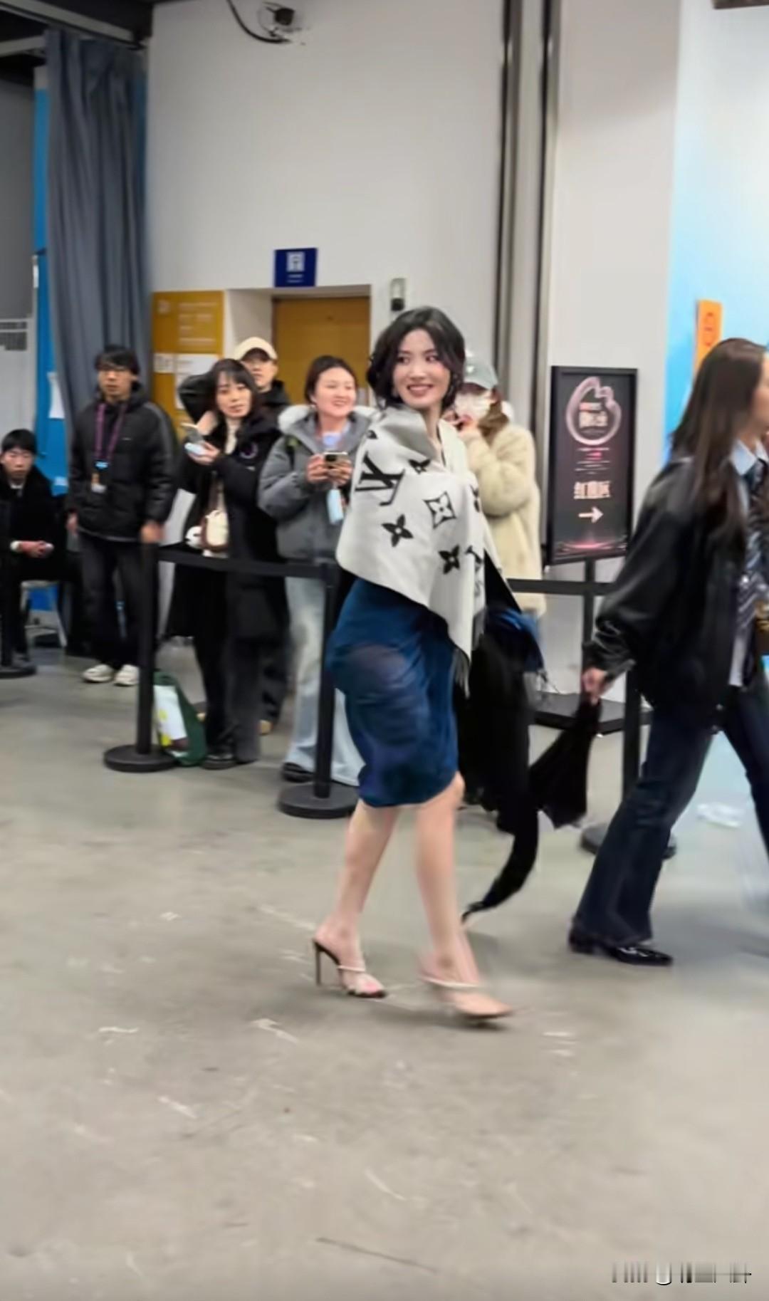 于文文和卢昱晓这都是穿的什么衣服啊[笑着哭][笑着哭][笑着哭]这是我不会审美，还是该