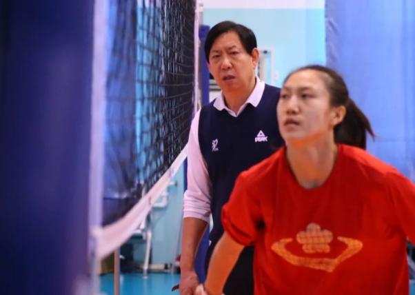 董铭霄无缘女排全锦赛，新赛季继续租借深圳女排。随着2026女排全锦赛参赛名