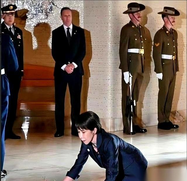 日本首相高市早苗，在澳大利亚战争纪念馆，“噗通”一声，双膝着地。她面前，是二战