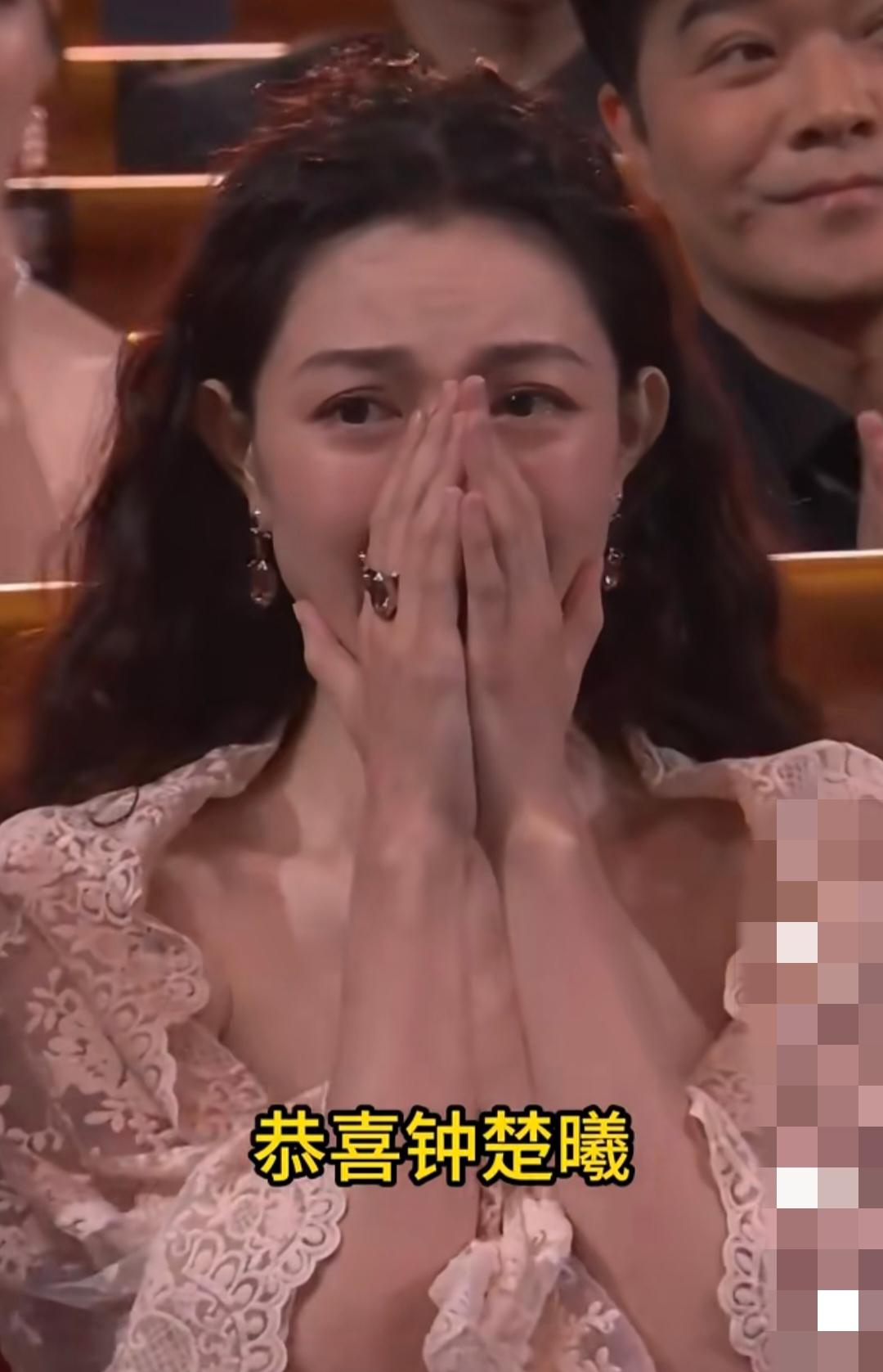 钟楚曦夺得金鸡奖最佳女配，喜极而泣。发表获奖感言的时候也是数度哽咽！明明是由内