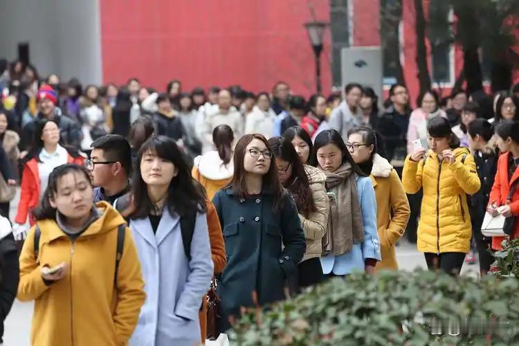 2025年高校毕业生一千二百多万人，创了新高，可制造业十大领域的技工缺口早超过三