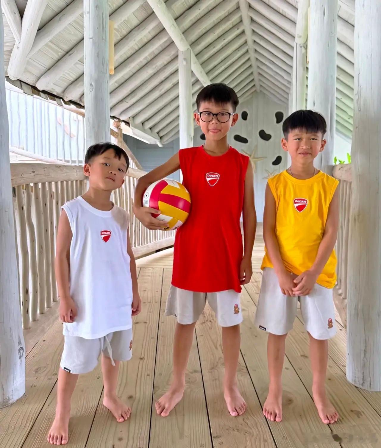 46岁胡杏儿一家五口到马尔代夫海边旅游度假，三个儿子穿着同款球服，身形高挑，颜值