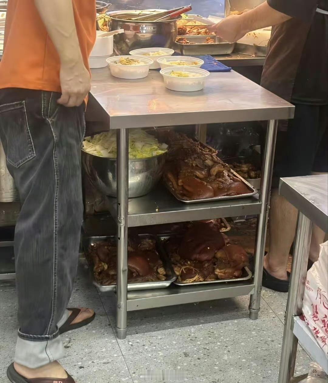 看到这一幕，以后再也不敢吃猪脚饭了吧