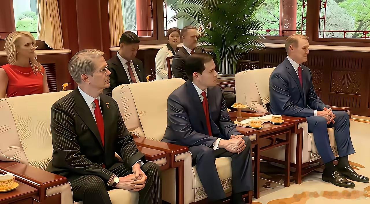二郎腿不翘了，坐姿改了，眼神也清澈了，原来他们也会规规矩矩的坐好，尊重是靠自身实