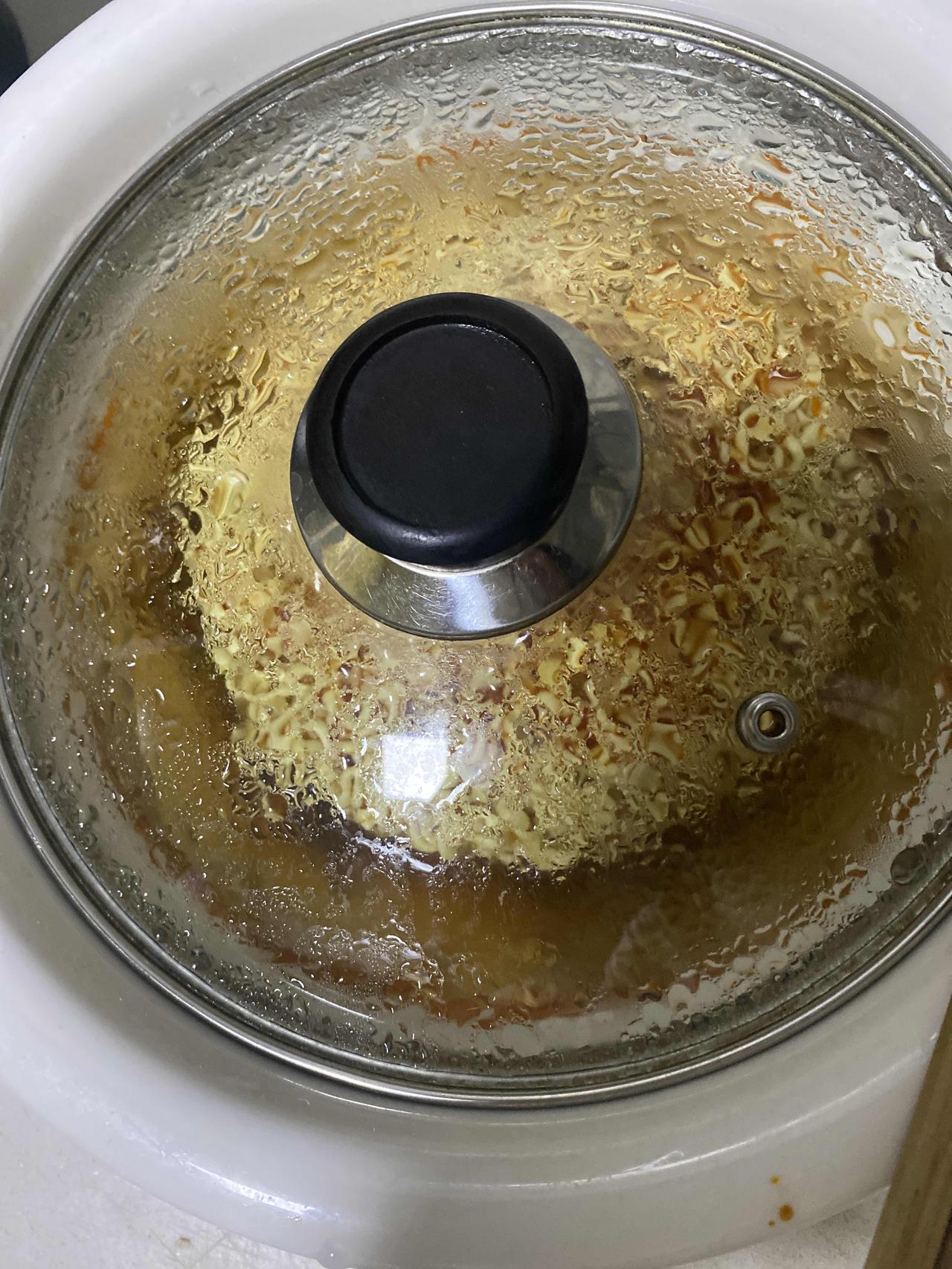 只有深夜，富人与穷人才能见分晓。富人半夜饿了，有家佣，有奢华外卖，有酒友。