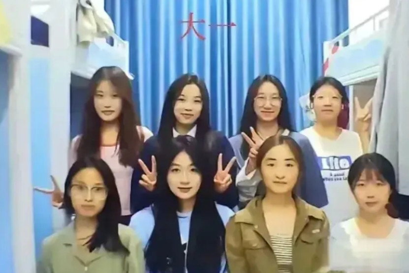 同样几个人，大一到大四。看得出来，她们的审美越来越好了啊。