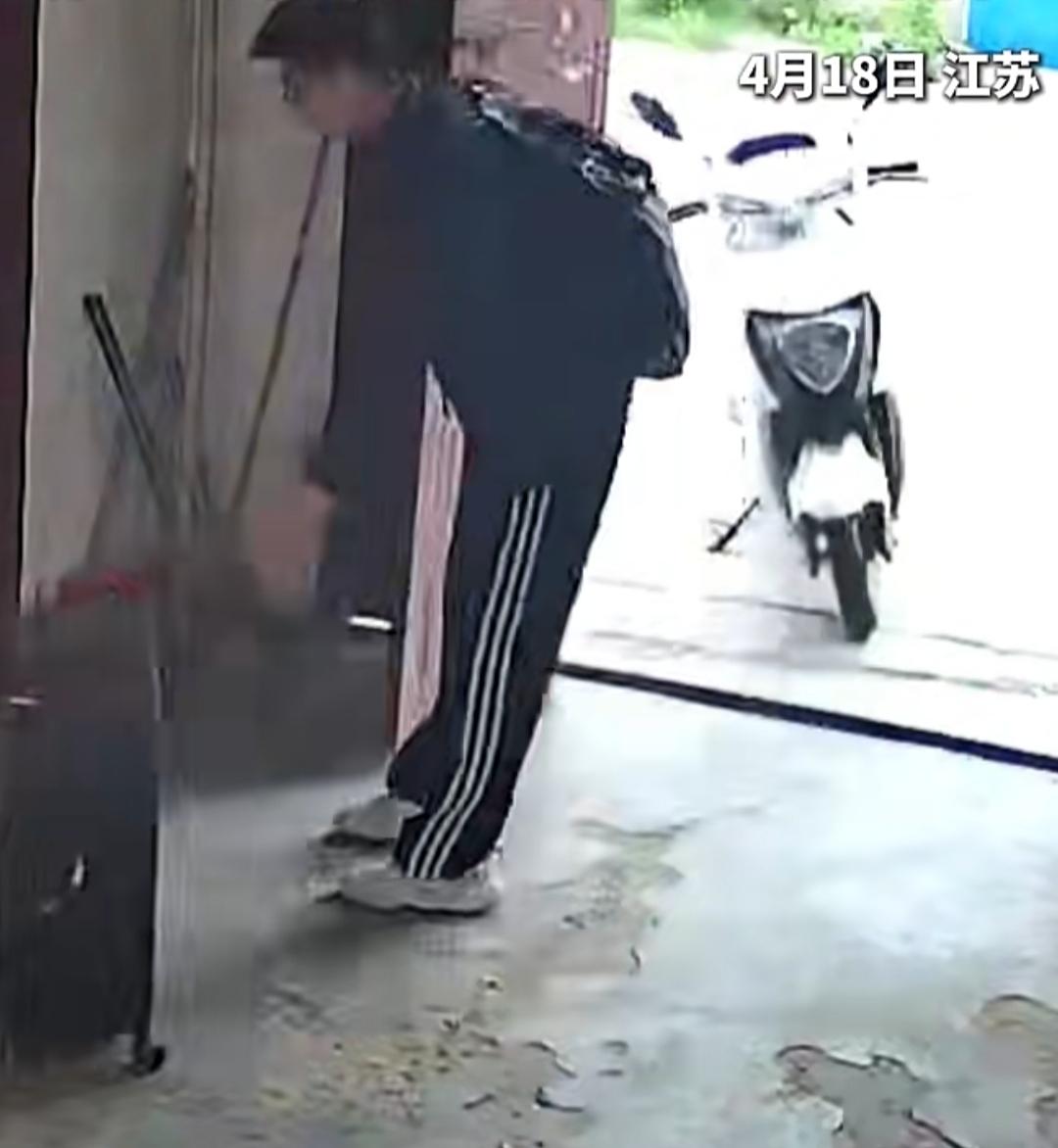 跨越四百公里的牵挂，姐姐奔赴孤身的弟弟。4月18日江苏，一段监控视频戳中无数网友
