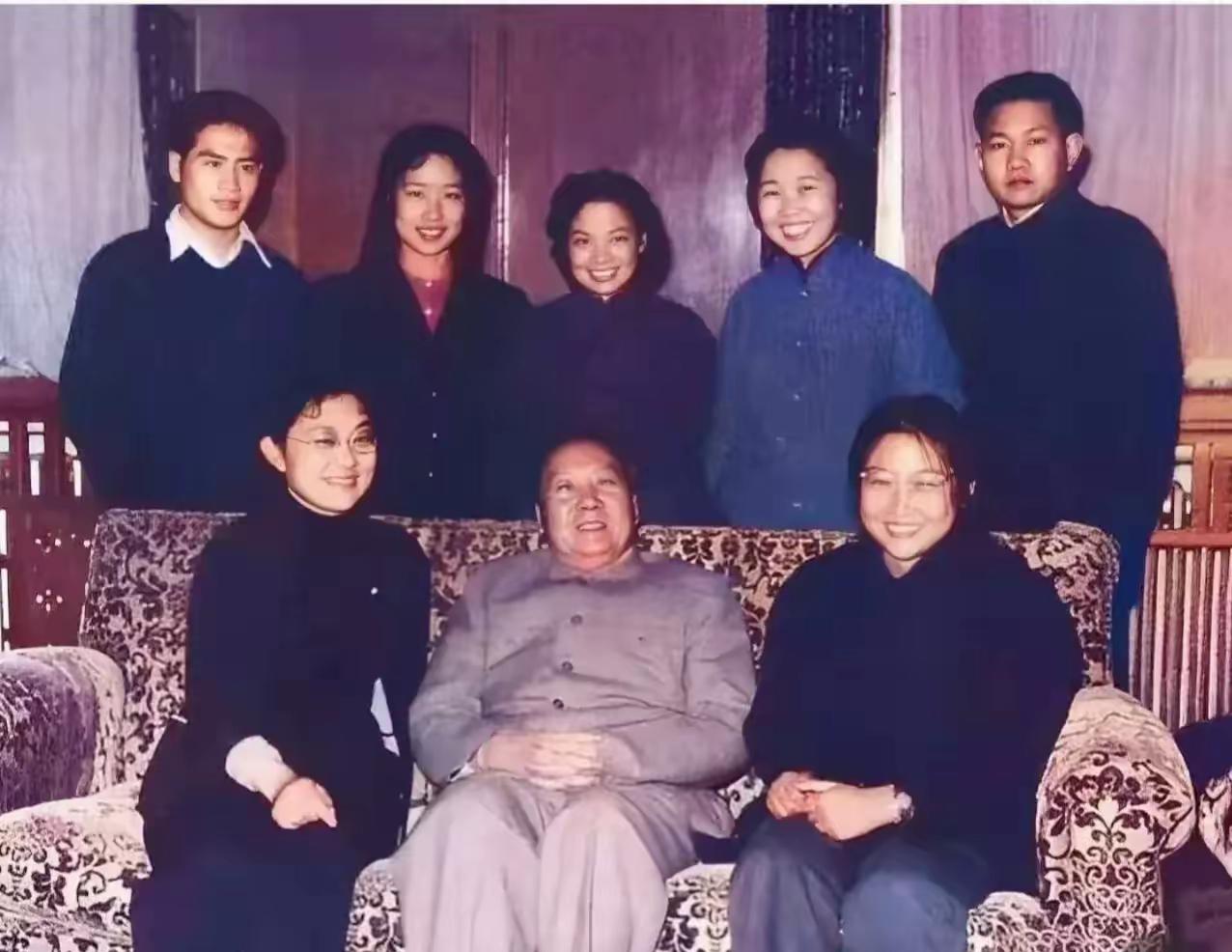 这是毛主席80岁生日与家人的真实样貌，都看看吧，每个人脸上洋溢着笑容，画面温馨感