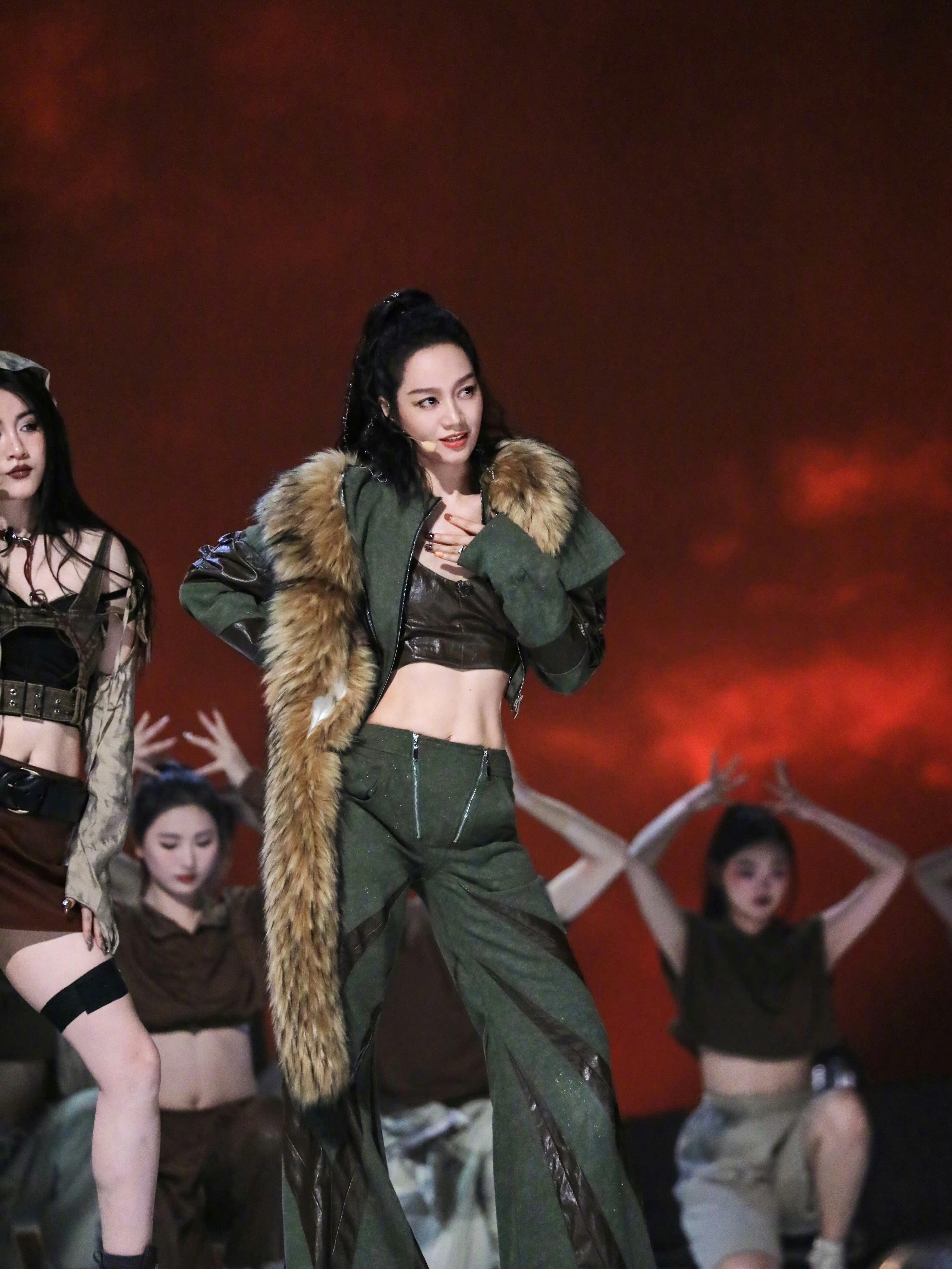 朱丹为李小冉加油朱丹鼓励李小冉勇敢去唱朱丹的话送给各位姐姐哈哈哈，好真实！都来乘