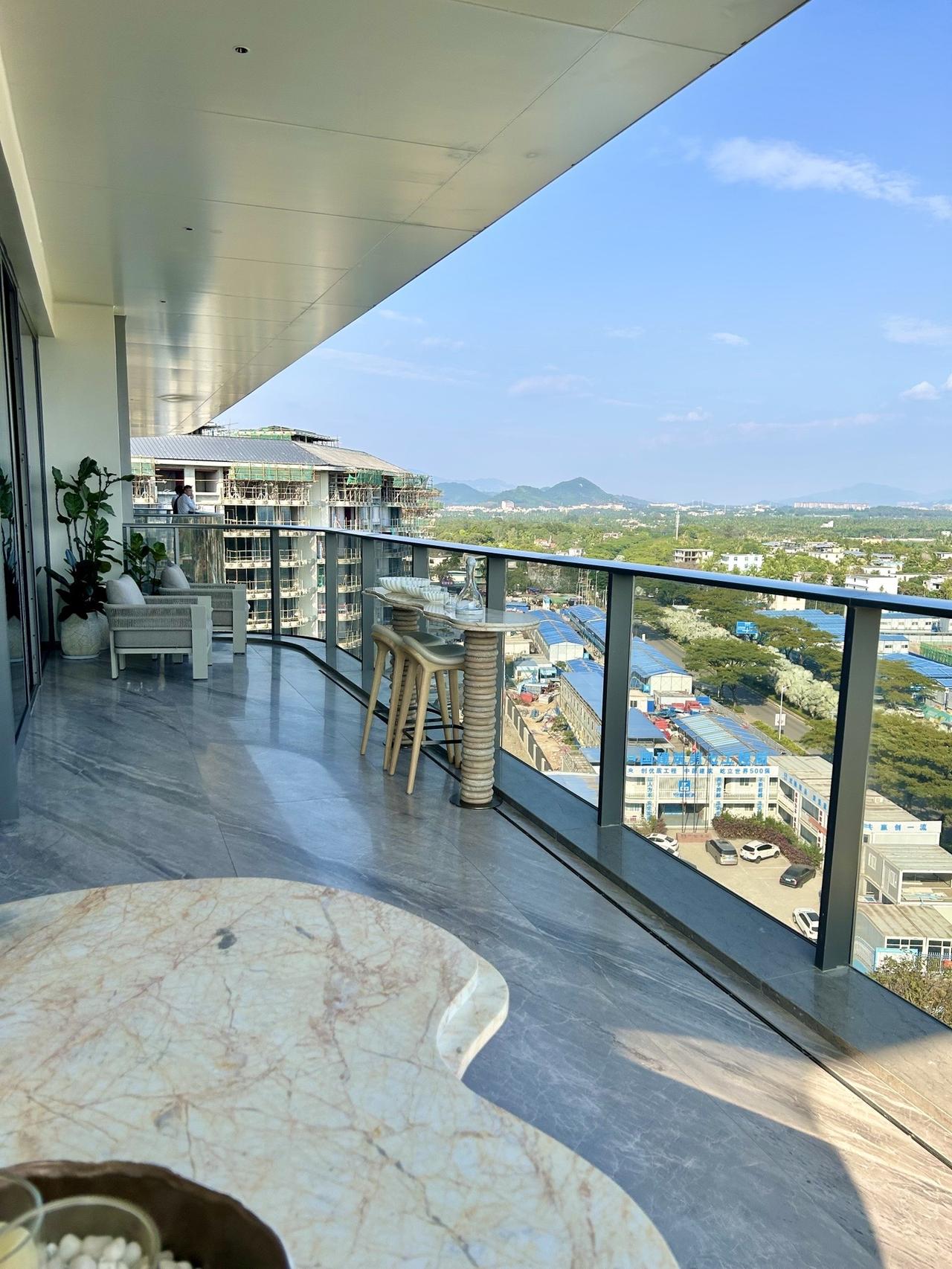 就在免税国际旁的大平层，22年拿下的还没入住，因工作调动只能忍痛了，一次没住相当