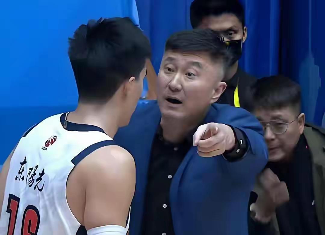 以前有球迷质疑杜峰骂队员，广东球迷一定会跳出来替杜锋辩解。但现在口风好像变了，也