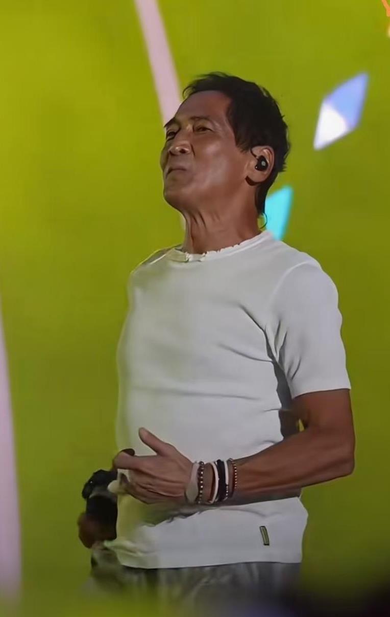 我求求歌手齐秦可别出来了，就他这级别的歌手估计钱也够花了，看他唱歌表情可太压抑了