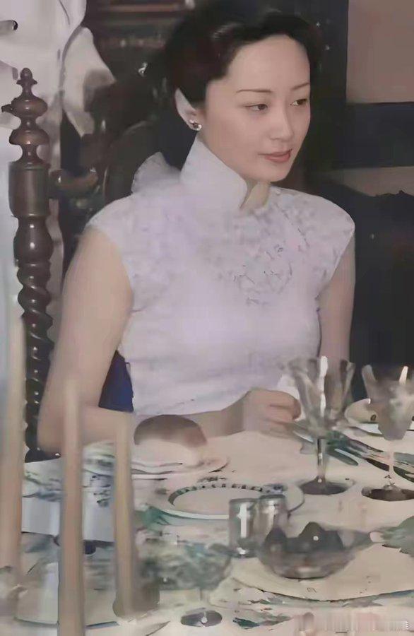 四十年代，宋子文的夫人！当时的老百姓穷得吃不上饭，宋夫人却在吃西餐