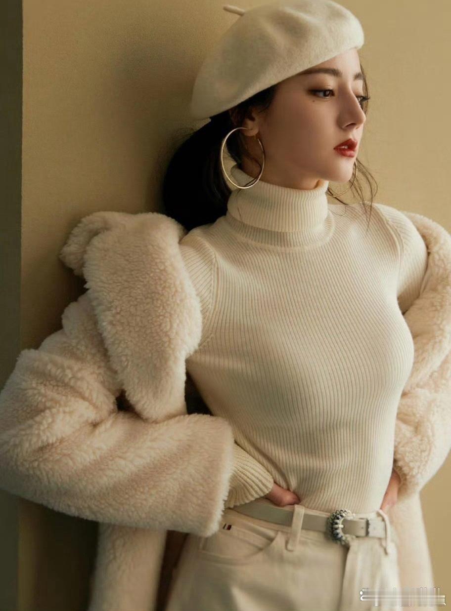 迪丽热巴这身材真的太有料了！曲线绝绝子，颜值身材双在线，谁看了不心动～