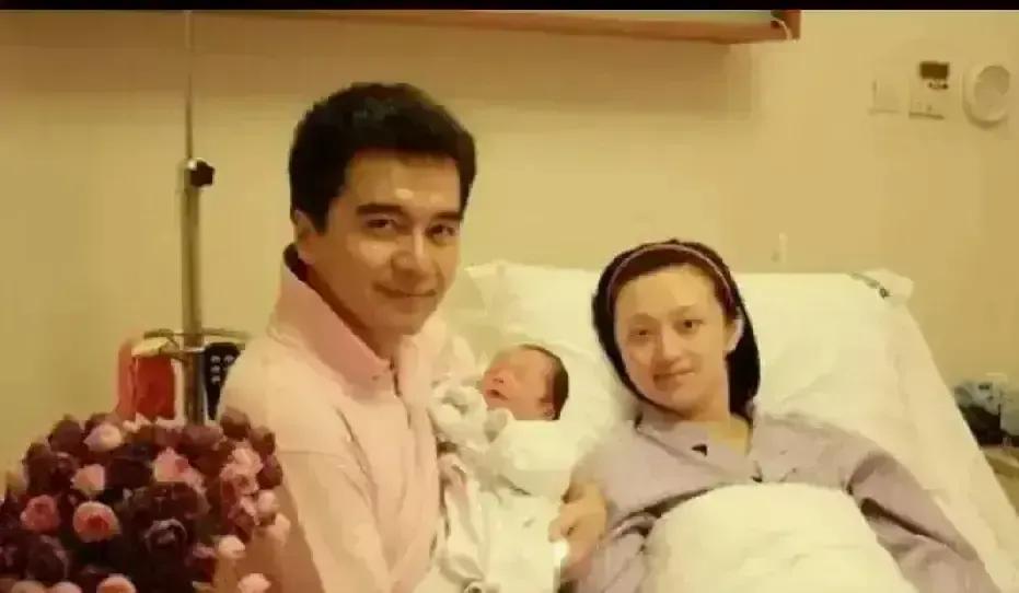 许亚军和何晴当年拍戏拍成夫妻，戏刚杀青就去领证，速度比剧组转场还快。可那会儿何