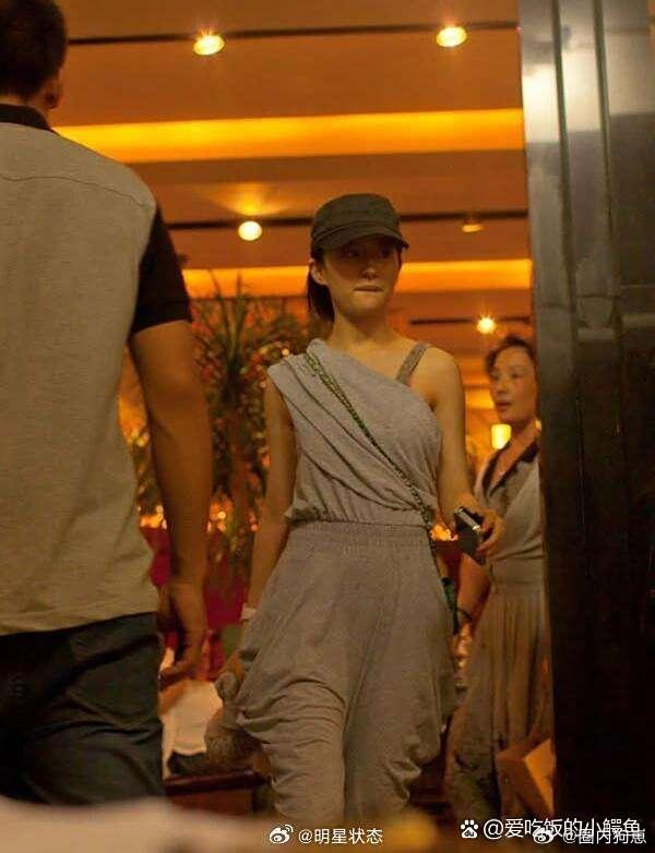 网友偶遇刘亦菲和母亲同框，两人颜值简直如出一辙！无论是五官轮廓还是气质，都透着满