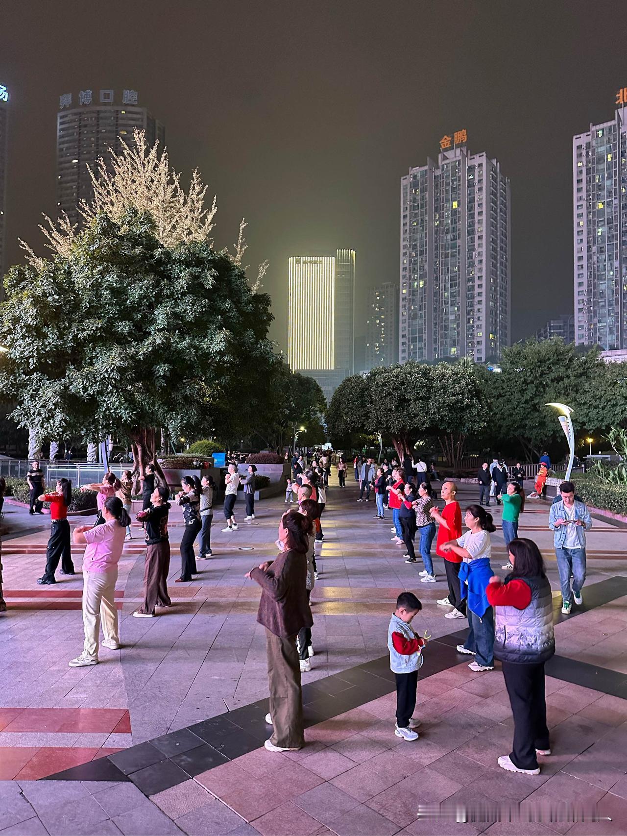 越来越搞不懂我妈了！她退休后每月有2300退休金，不好好歇着，偏偏迷上了广场舞