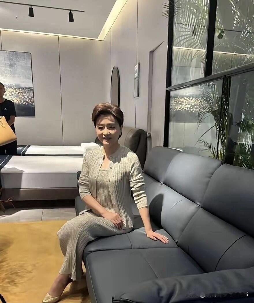 女神好有气质啊，老了还这么迷人，比倪萍和周涛都要有气质。她有种天然又温柔的气质