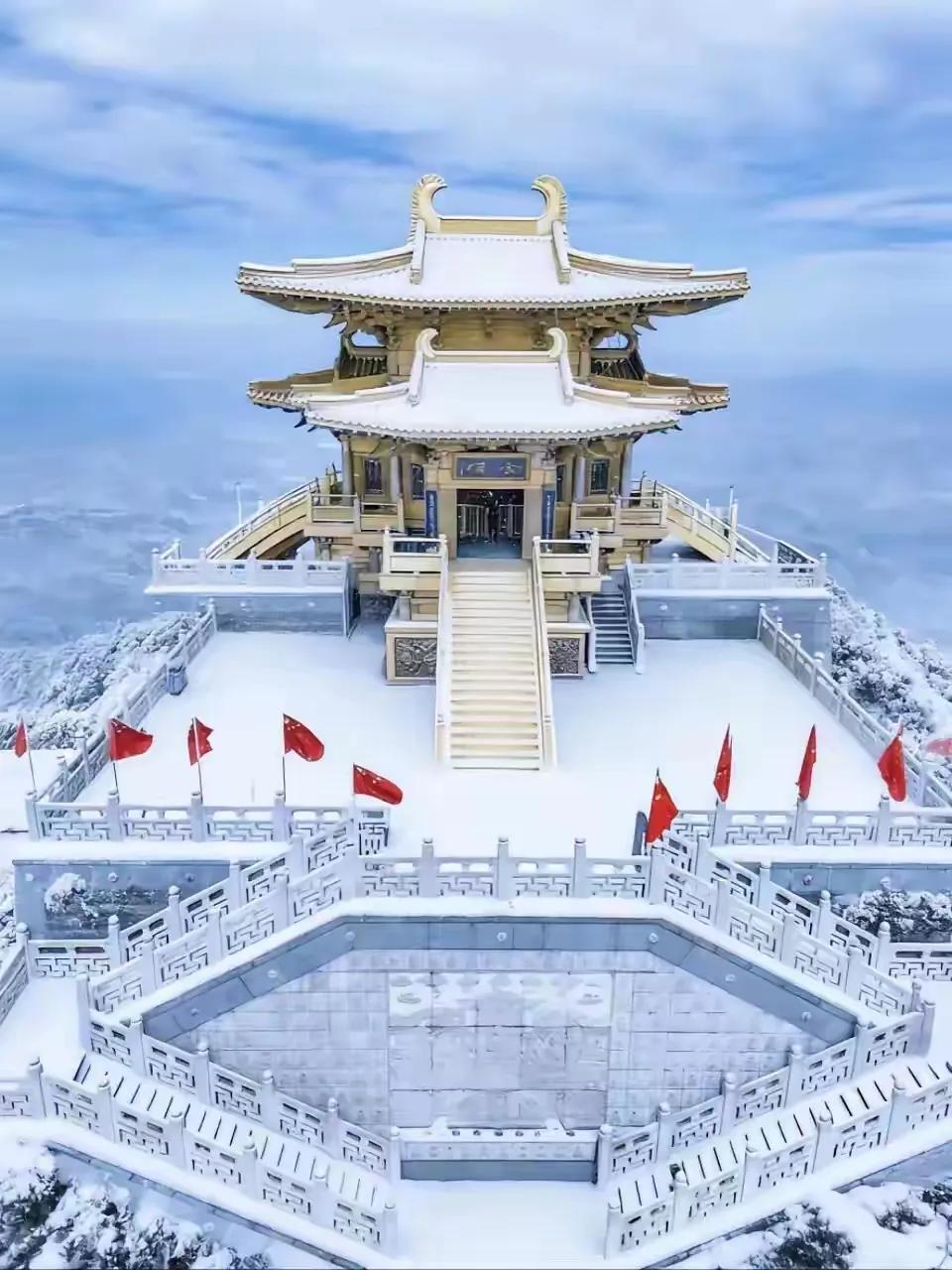 一眼看成老君山[比心][比心]，那知是大洪山