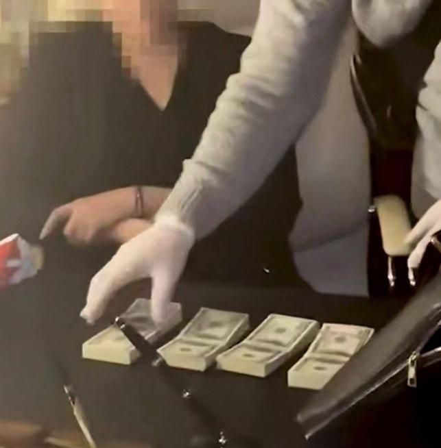 乌克兰政坛闹剧：前总理办公室遭30人围堵搜查，美元现金惊现办公桌！