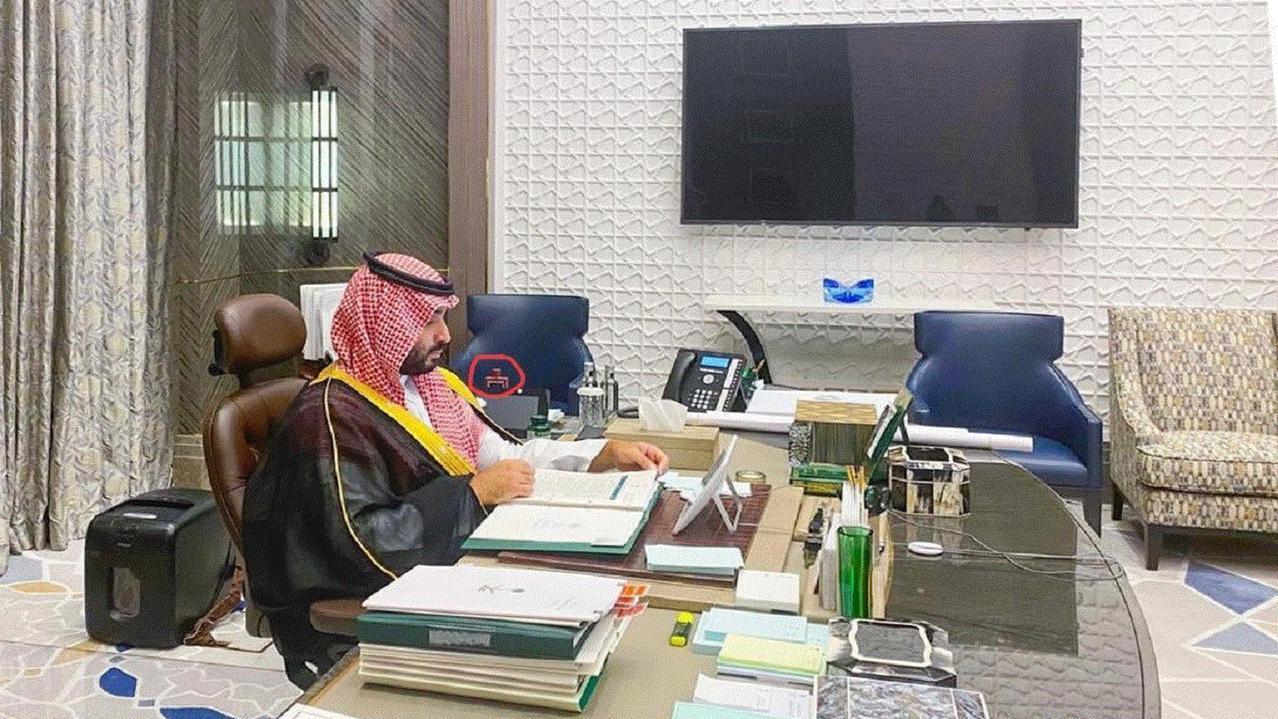 黄仁勋爆沙特王储私生活，家里摆满几十台顶级电脑，打游戏一点都不卡！中东最神秘