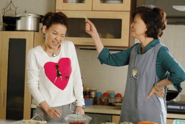 狠心婆婆待我像仇人, 我怀孕五个月只能躺在床上挨饿!