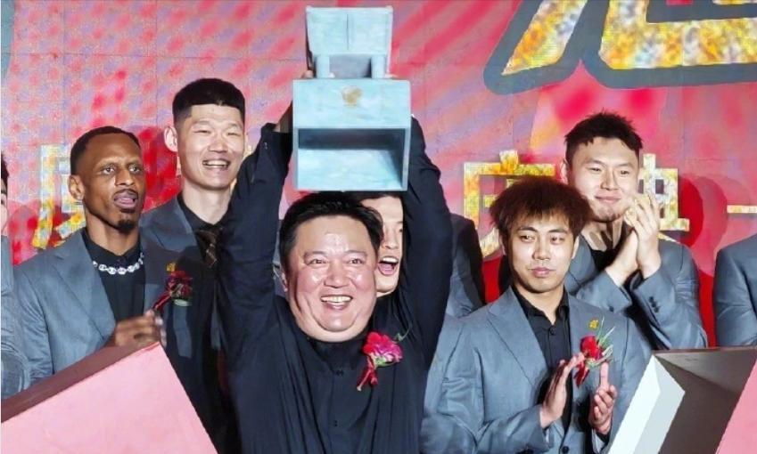 广厦夺冠，球员奖金曝光！主教练王博：500万外援布朗：500万胡金秋：50
