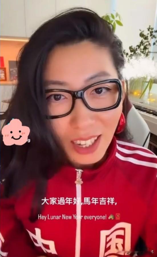 曲婉婷想要借春节的喜庆氛围复出，算盘打得噼里啪啦。大过年的，很多公众人物都会给粉