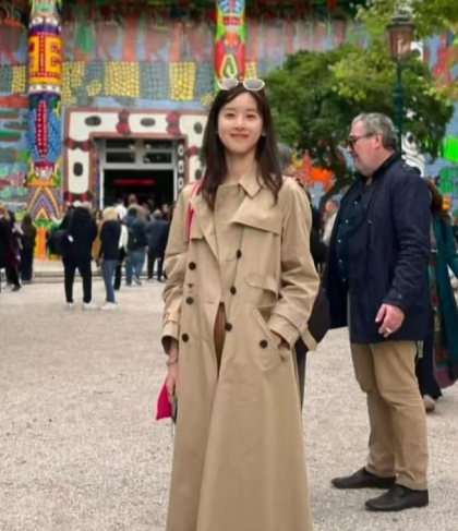 章泽天牛啊！生了仨娃后，身材和气质一点没减，走到哪都超有气场，不得不服