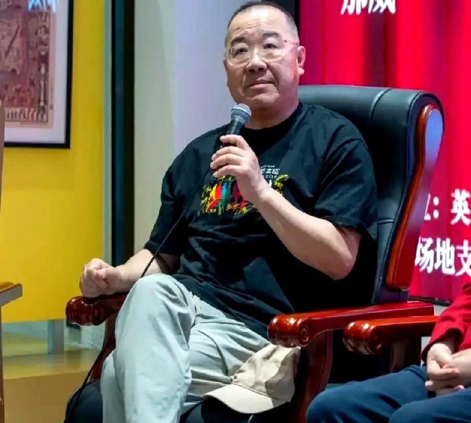 英达66岁寿宴上，一家四口其乐融融，小儿子依偎在旁，满眼都是骄傲。照片里，他