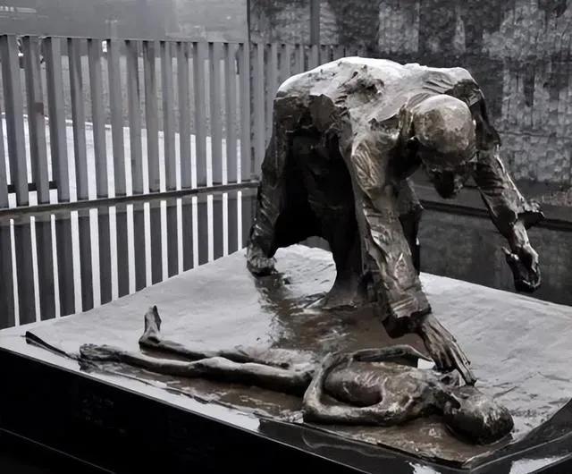 1937年，南京，几个日军玷污了李成德的嫂子。可恨的是，日军逼迫他举着蜡烛“看戏